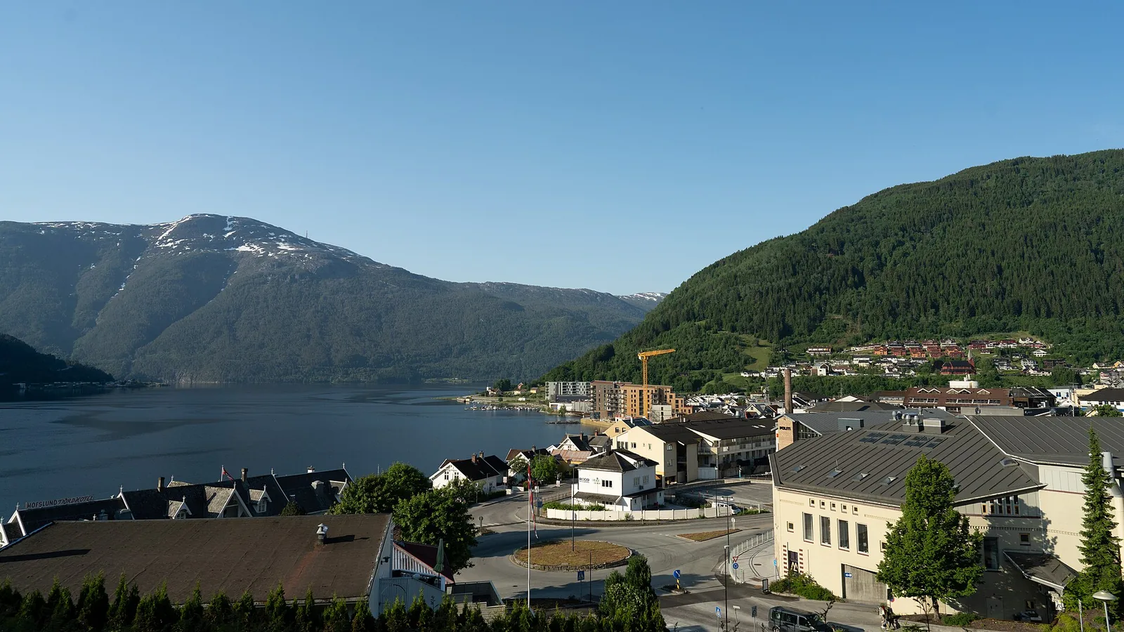 Sogndalsfjøra med fjorden, grønne fjellsider og bebyggelsen ved vannet
